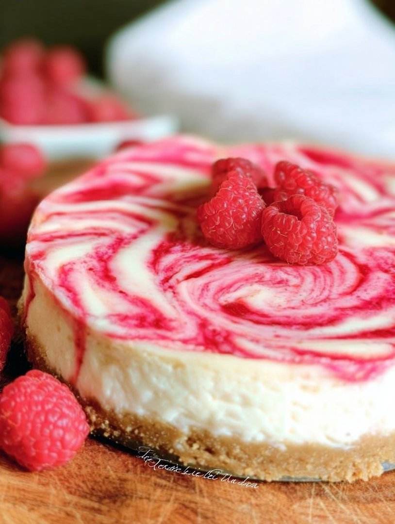 Käsekuchen mit weißer Schokolade und Himbeeren image 2